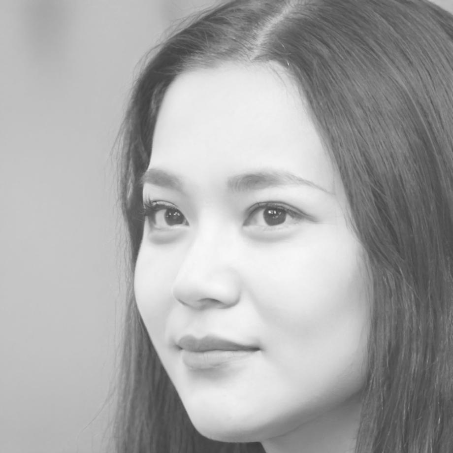 Преподаватель Нилюфер Демир